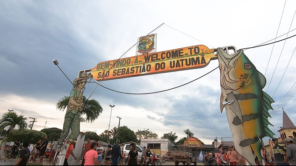 foto da entrada da cidade com o texto bem-vindo a welcome to são sebastião do uatumã